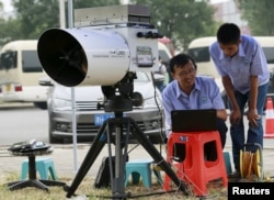 Các kỹ sư sử dụng thiết bị để đo mức độ của cyanide trong không khí tại một trạm theo dõi ô nhiễm môi trường trong phạm vi 3 km (2 dặm) từ khu vực xảy ra vụ nổ ở Thiên Tân, ngày 18/8/2015.