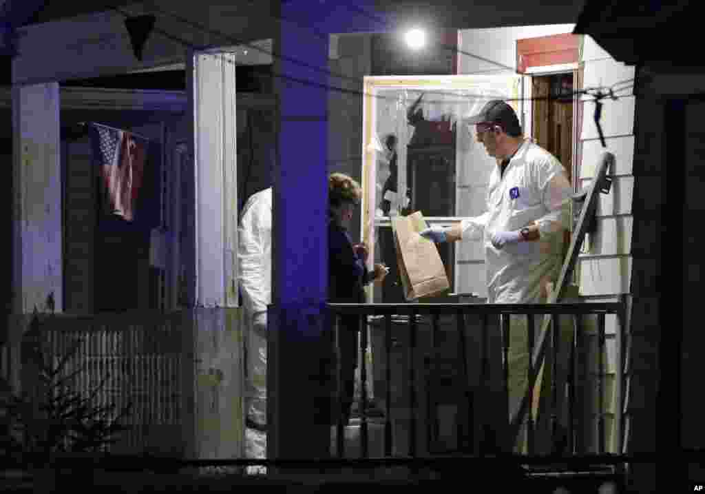FBI-jeva ekipa za prikupljanje dokaza odnosi predmete iz kuće u kojoj su nađene tri nestale žene, u Clevelandu, 6. maja 2013.