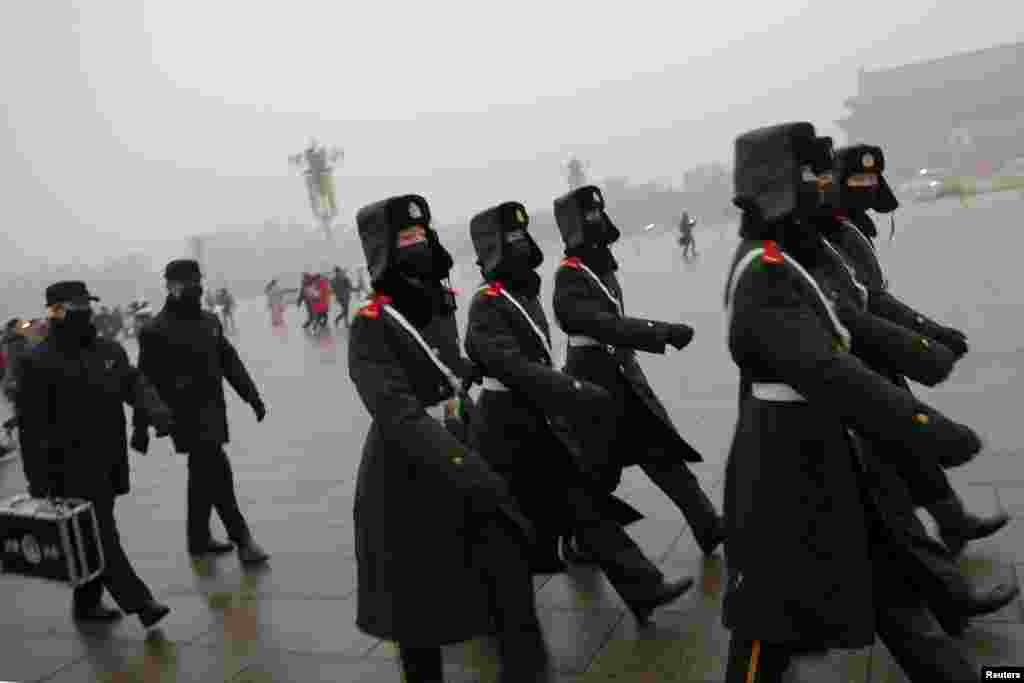 به خاطر آلودگی&zwnj; هوا، برای اولین بار در تاریخ شهر پکن چین، یک &rdquo;هشدار قرمز&ldquo; اعلام شده است. حتی پلیس از ماسک استفاده می&zwnj;&zwnj;کند.