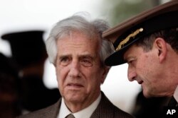 Archivo - En esta foto del 29 de octubre de 2018 se ve al presidente de Uruguay, Tabaré Vázquez, (izquierda) y a su comandante en Jefe del Ejército, Guido Manini Ríos.