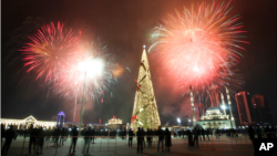 Fishekzjarret shënojnë ardhjen e Vitit të Ri në Grozni, Rusi