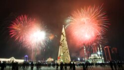 1 Ocak 2021 - Rusya'nın Grozny kentinde havai fişek gösterileri küçük bir grup tarafından izlendi