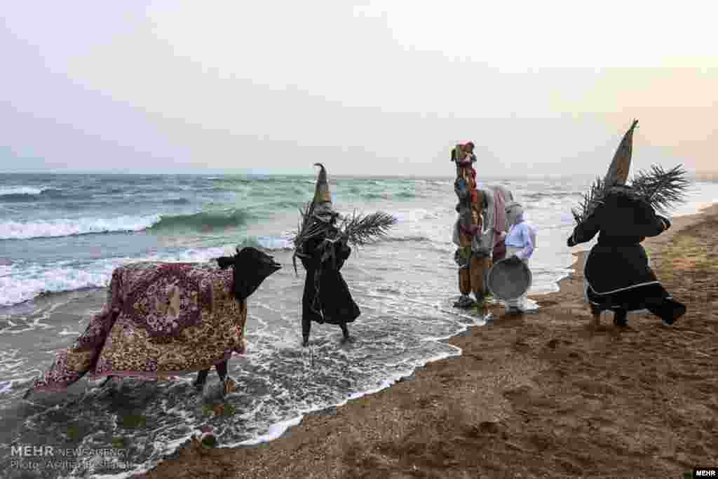 برگزاری آیین نوروز ماهیگیری در قشم. این مراسم در میانه تابستان برگزار می شود و ماهیگیران در این روز از صید در دریا پرهیز می کنند.