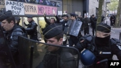 4일 프랑스 경찰이 파리의 학교 시설을 불법 점거하고 있던 난민들을 체포하고 있다.