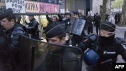 警察拘捕抗議者