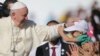 El papa oficia una histórica misa en la Península Arábiga