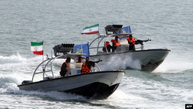 İran sürət qayıqlarından istifadə edərək Hörmüz boğazında xarici tankerləri hədəf alır.