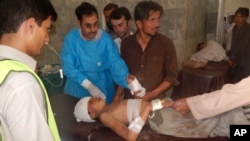 16일 파키스탄에서 발생한 자살폭탄 테러로 부상당한 어린이가 인근 병원에서 응급치료를 받고 있다. 