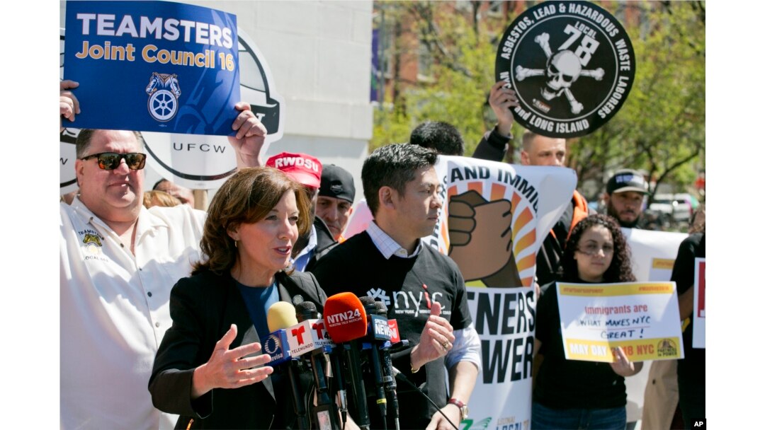 Gubernur Lt. Demokrat New York Kathy Hochul berpidato pada unjuk rasa menyuarakan hak-hak pekerja dan imigrasi memperingati hari buruh "May Day", di New York, Selasa, 1 Mei 2018. (Foto AP / Mark Lennihan)