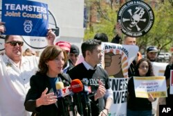 Gubernur Lt. Demokrat New York Kathy Hochul berpidato pada unjuk rasa menyuarakan hak-hak pekerja dan imigrasi memperingati hari buruh "May Day", di New York, Selasa, 1 Mei 2018. (Foto AP / Mark Lennihan)