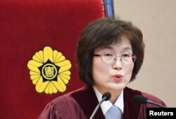 Penjabat Hakim Kepala Lee Jung-mi membacakan putusan di Mahkamah Konstitusional di Seoul (10/3).