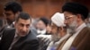 علیرضا آوایی در مراسم تودیع خود در مقام رئیس کل دادگستری تهران در کنار ابراهیم رئیسی (راست) از مسئولان وقت قوه قضاییه