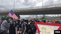 大批參與9-1機場抗爭行動的示威者，在防暴警察到場後撤退，步行一個多小時到最接近機場的東涌。(攝影: 美國之音湯惠芸）