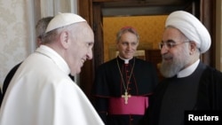 Iran's President Hassan Rouhani (R) is welcomed by Pope Francis at the Vatican, Jan. 26, 2016. 