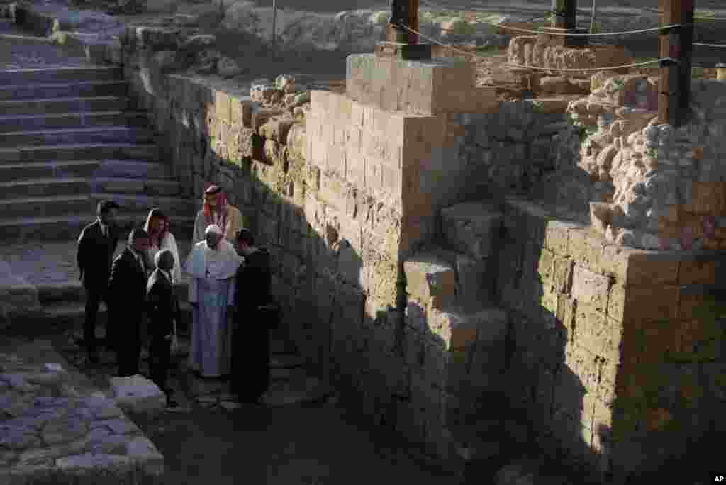 Pope Francis, accompanied by King Abdullah of Jordan, Queen Rania, Crown Prince Hussein and Prince Ghazi bin Mohammed, visits the Bethany beyond the Jordan, South Shuna, Jordan, May 24, 2014.