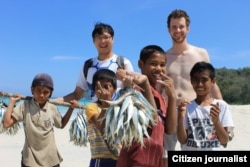 Chris Crow bermain bersama anak-anak di pantai Sumba (foto/dok: Chris Crow)