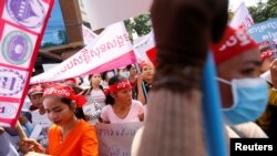 Para pekerja pabrik pakaian jadi (garmen) ikut berpartisipasi dalam pawai Hari Buruh (May Day) di Phnom Penh, Kamboja, 1 Mei 2017. (REUTERS/Samrang Pring)