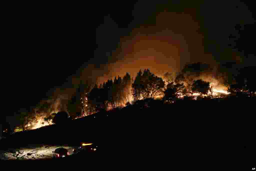 Пожежні машини біля лісу, що горить, поблизу Калістоґи, Каліфорнія. Калістоґа - місто у винному регіоні долини Напа. 12 жовтня 2017 року.