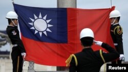 台湾卫兵在台北中正纪念堂升起台湾旗帜。（资料照片）