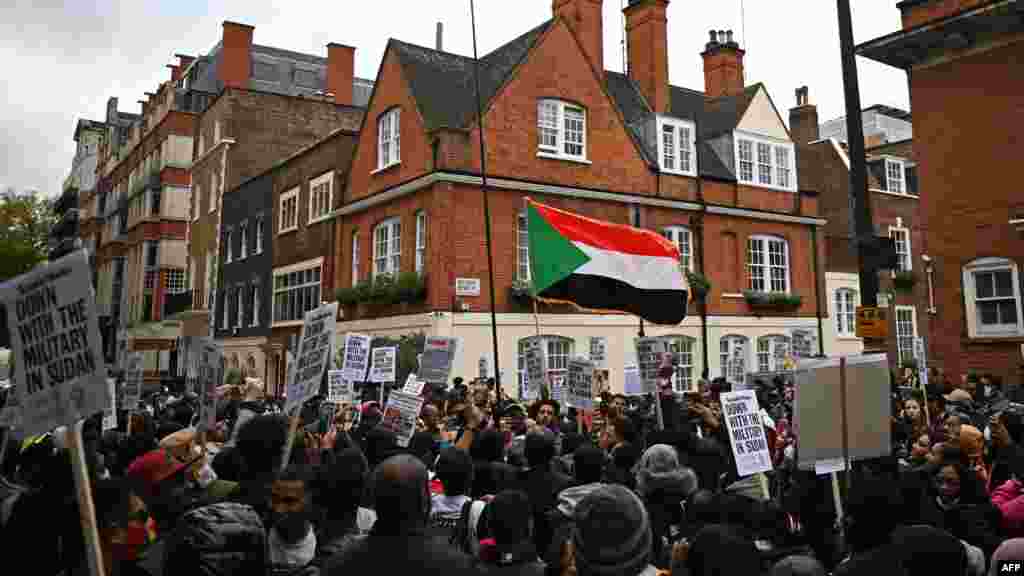 Waandamanaji wakusanyika nje ya Ubalozi wa Misri mjini London kupinga mapinduzi ya Sudan