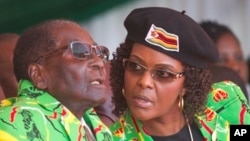 Grace Mugabe, première dame du Zimbabwe, parle à son mari au cours d’une rassemblement de la jeunesse à Marondera, à 100 km à l’est d’Harare, 2 juin 2017
