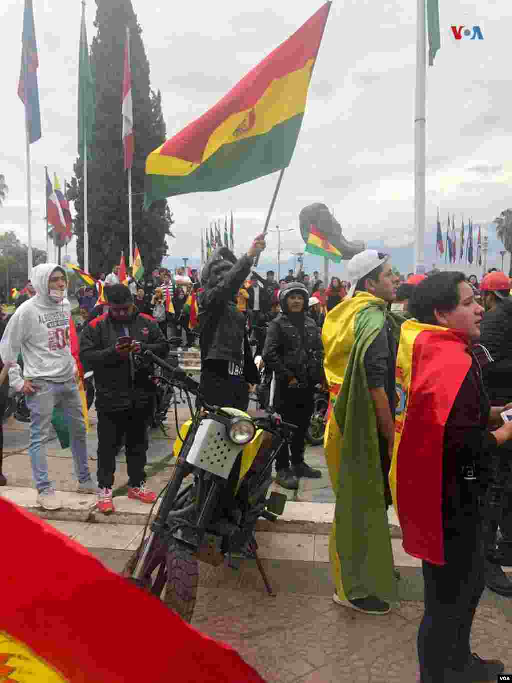 Pocos minutos después de que el jefe del Ejecutivo boliviano anunciara su dimisión, muchos manifestantes se concentraron en la Plaza de las Banderas de Cochabamba con banderas y gritos de "¡Sí se pudo!" Foto: Fabiola Chambi - VOA.