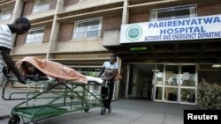 Des parents remmènent à la maison un patient couché sur une civière, victime d’un accident, sortant de la salle d’urgence à Harare, Zimbabwe, 21 août 2009.