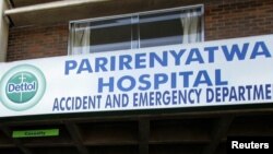 Des parents remmènent à la maison un patient couché sur une civière, victime d’un accident, sortant de la salle d’urgence à Harare, Zimbabwe, 21 août 2009.