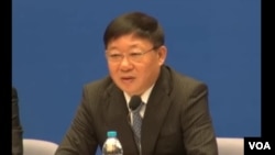 上海市副市长艾宝俊在记者会上回答美国之音记者的问题（2013年11月，美国之音东方拍摄）