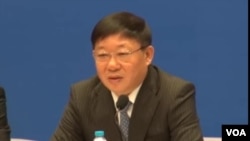 Ai Baojun, alors maire adjoint de Shanghai répond aux questions de la VOA, novembre 2013.