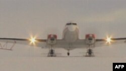Avion tipa DC3 poleće sa snežne piste na Antarktiku
