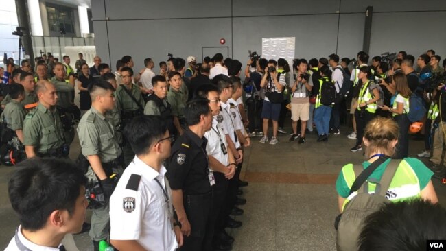 香港警察2019年9月7日星期六在机场严加戒备。