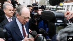 Mantan menteri luar negeri Inggris Malcolm Rifkind berbicara pada media di Westminster, London, Feb. 2015. 