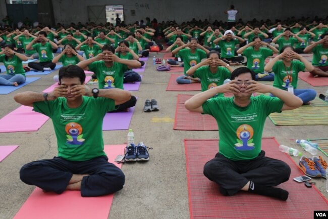 ប្រជាពលរដ្ឋប្រមាណជាង១.០០០នាក់ប្រមូលផ្ដុំគ្នានៅពហុកីឡាដ្ឋានអូឡាំពិកនៃ រាជធានីភ្នំពេញនៅថ្ងៃអាទិត្យទី១៩ខែមិថុនាឆ្នាំ២០១៦ ដើម្បីប្រារព្ធទិវាយោគៈអន្តរជាតិក្នុងគោលបំណងរក្សាសុខភាពឲ្យបានប្រសើរជាងមុន។ (ឡេង ឡែន/VOA)