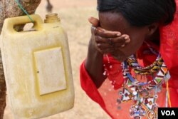 A woman washes her face. Facial cleanliness is one way to prevent trachoma, in Kajiado, Kenya. (VOA / M. Yusuf)