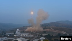 중국 산시성 타이위안 로켓 발사기지에서 지난해 9월 소형 인공위성 20기를 탑재한 ‘창정 6호’ 로켓이 발사중이다. (자료사진)