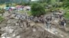 Situasi di desa Bolapapu pascabanjir bandang yang menyisakan tumpukan material batu dan batang kayu yang memenuhi badan sungai dan jalan, serta merusak rumah warga, 13 Desember 2019. (Foto: VOA/Yoanes Litha)