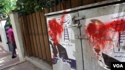 Posters of Eygptian presidential candidate Ahmed Shafiq defaced outside his Cairo headquarters, May 29, 2012. (Elizabeth Arrott/VOA)