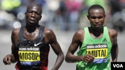 Pelari asal Kenya, Geoffrey Mutai (kanan) berhasil menjuarai lomba maraton di Boston, 18 April 2011.