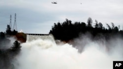 Trump dejó de lado sus diferencias con el gobernador del estado y accedió a su pedido de emergencia por erosión de la represa de Oroville.