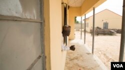 Baba Goni Ibrahim, professeur de sciences dans un lycée pour filles à Maiduguri, au Nigeria, regarde le campus par la fenêtre d'une classe, le 5 octobre 2016. (C. Oduah/VOA)