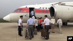 지난 6월 북한 평양공항에서 베이징으로 향하는 고려항공 여객기에 승객들이 탑승하고 있다. (자료사진)