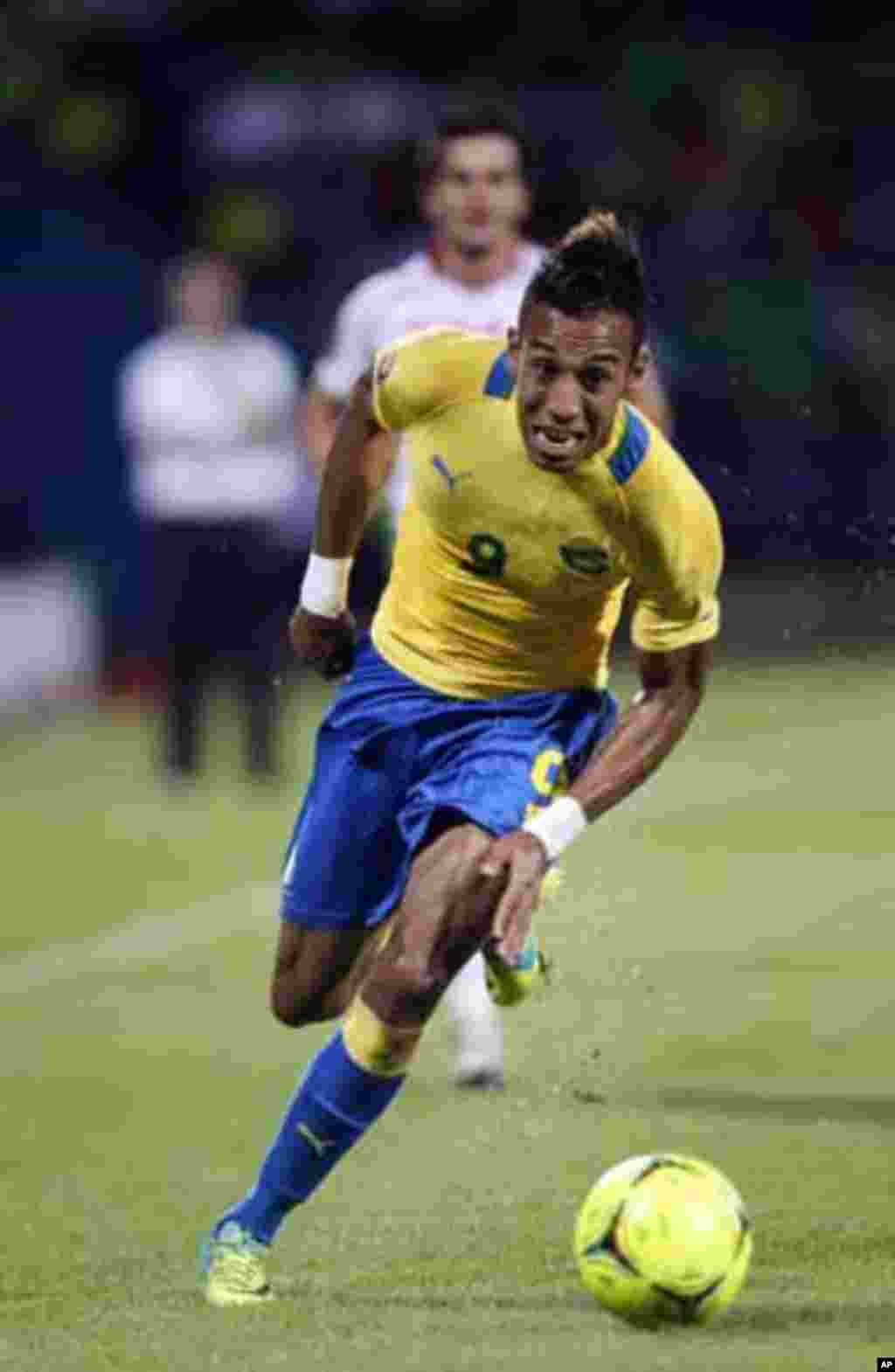Gabon's Pierre Emerick Aubameyang runs with the ball during their African Cup of Nations Group C soccer match against Tunisia at Franceville stadium in Gabon January 31, 2012.