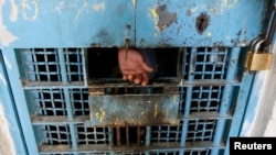  La main d'un détenu palestinien est vue dans une prison de la ville cisjordanienne de Naplouse le 11 février 2008. (REUTERS/Eliana Aponte)