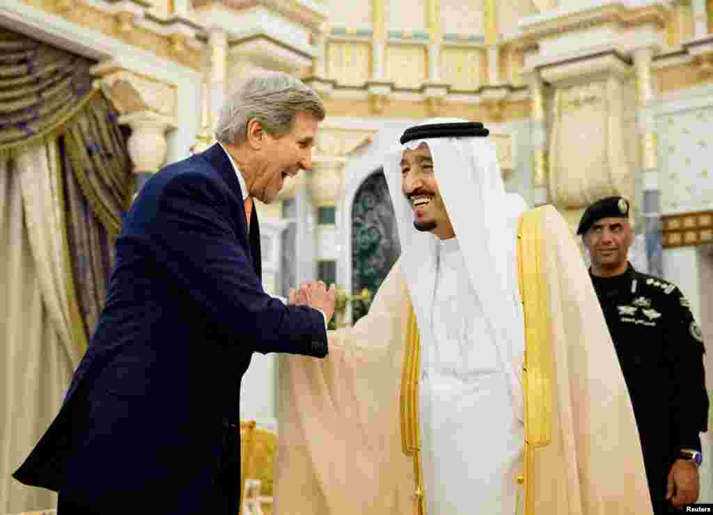 U.S. Secretary of State John Kerry shakes hands with Saudi Arabia&#39;s King Salman at the Royal Court, in Riyadh, May 7, 2015.