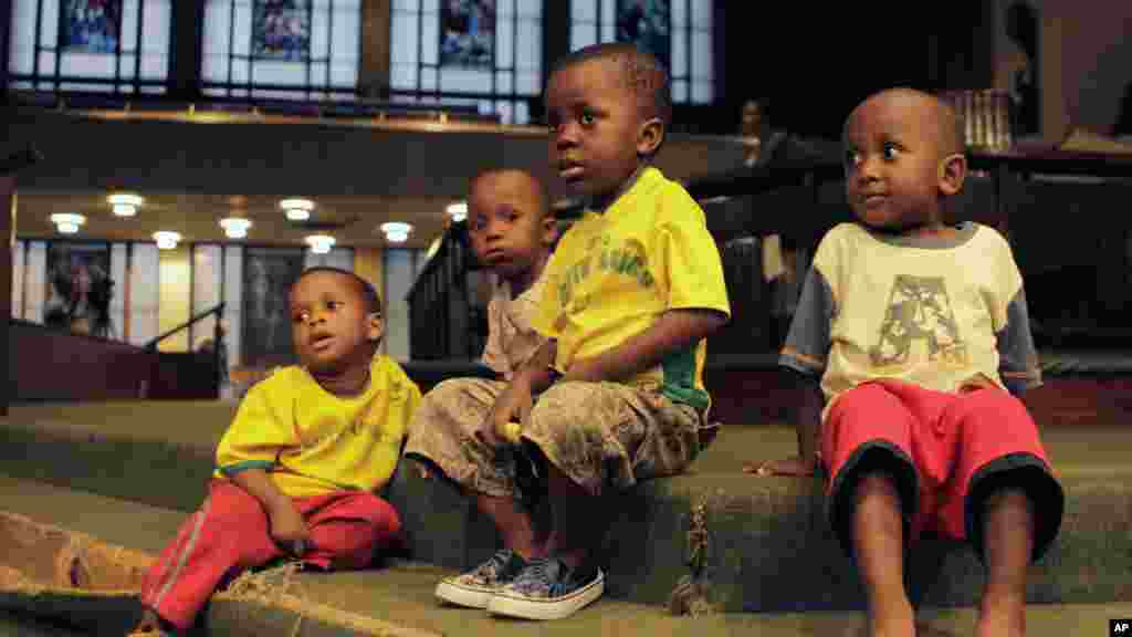 Des enfants, des Zimbabwéens pour la plupart, assistent à un culte de Noël en l’Eglise centrale méthodiste de Johannesburg, un havre pour les réfugiés.