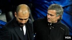 L'entraîneur du Real Madrid José Mourinho du Portugal, à gauche, se serre la main avec son collègue Pep Guardiola du FC Barcelone, à droite, lors de leur match de football de La Liga espagnole au stade Santiago Bernabeu à Madrid, Espagne, 10 décembre 2011. 