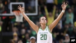 Oregon's Sabrina Ionescu was the best women's college player last year, but her tournament was canceled due to the global pandemic. (AP Photo/Chris Pietsch, File)