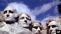 Mount Rushmore, s četiri isklesane divovske glave američkih predsjednika: George Washington, Thomas Jefferson, Theodore Roosevelt i Abraham Lincoln