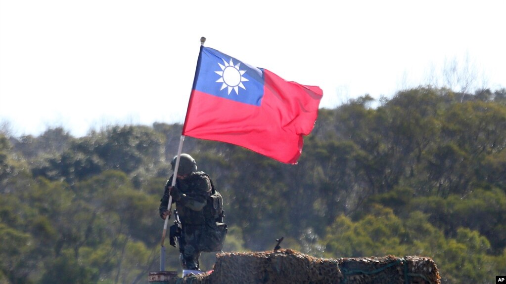 资料照：一名台湾士兵手举台湾旗帜参加新竹举行的军演，模拟反击中国军队攻台。（2021年1月19日）(photo:VOA)